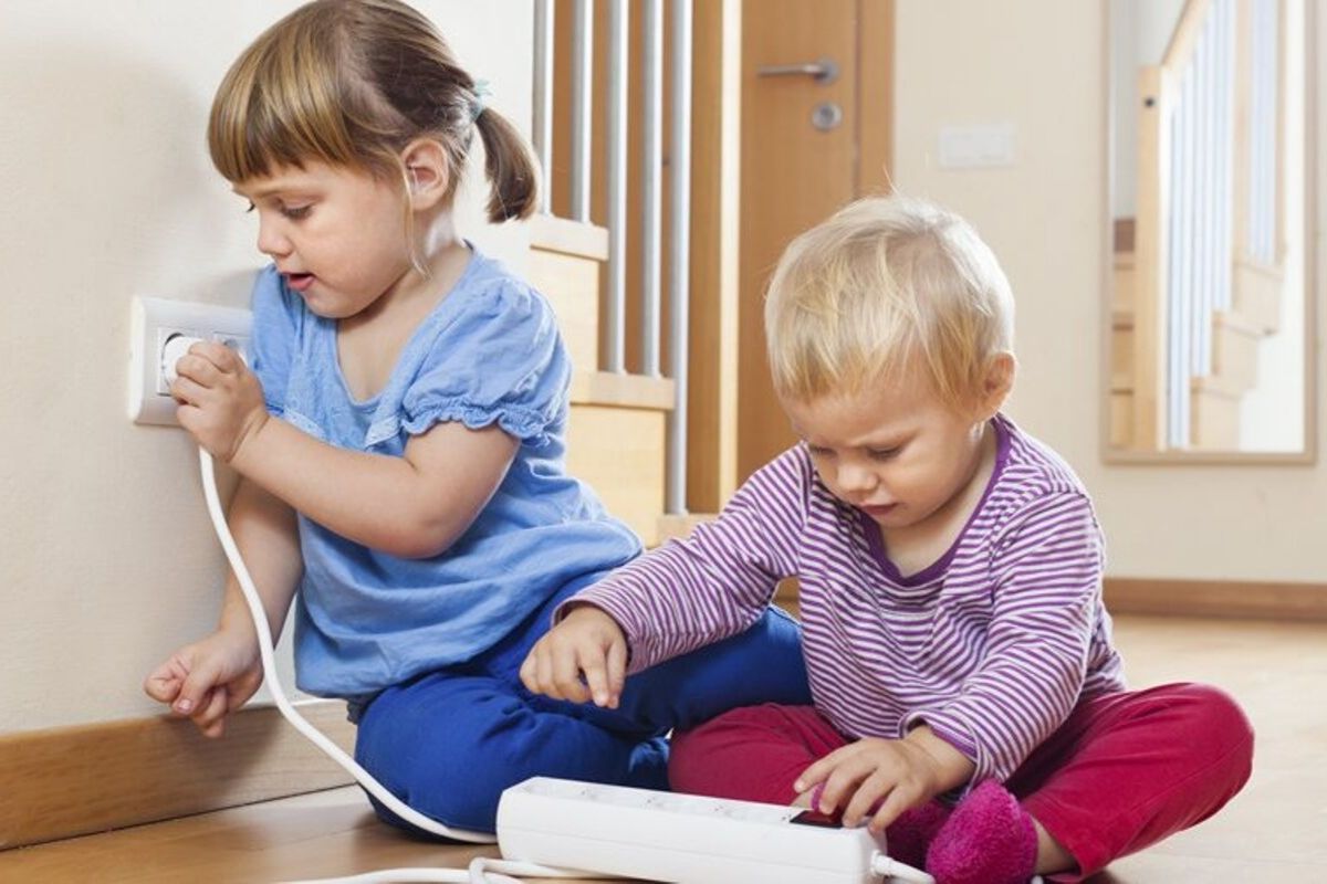 O que fazer em caso de choque elétrico com crianças?