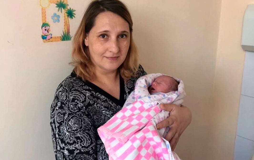 Bebê sobrevive a gravidez fora do útero e nasce saudável