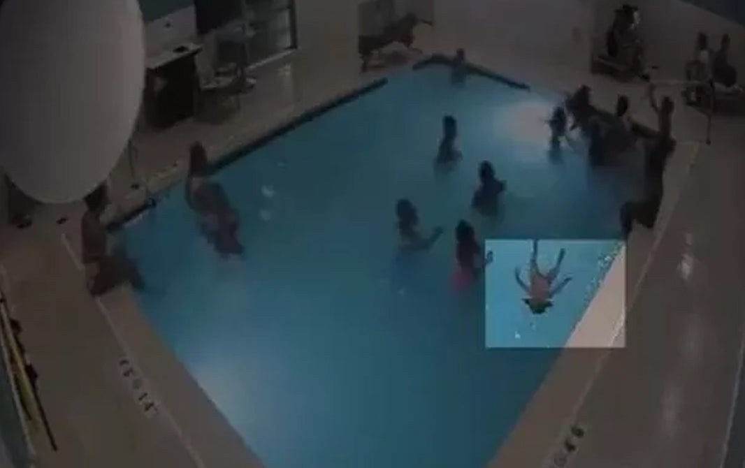 Criança se afoga em piscina lotada sem que ninguém perceba