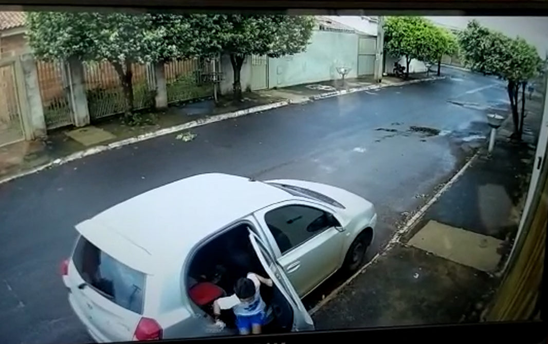 Criança pula de carro em movimento após ladrões roubarem o veículo