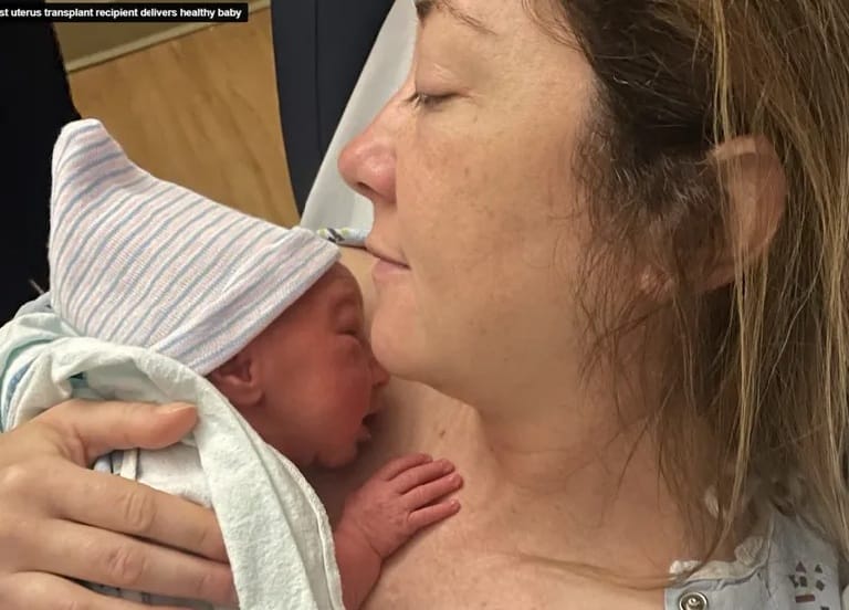 Mãe dá à luz bebê saudável após útero transplantado fora de ensaio clínico