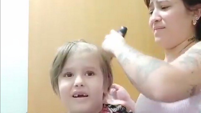 "Força, Chico!": Vídeo de mãe raspando cabelo do filho com leucemia emociona web