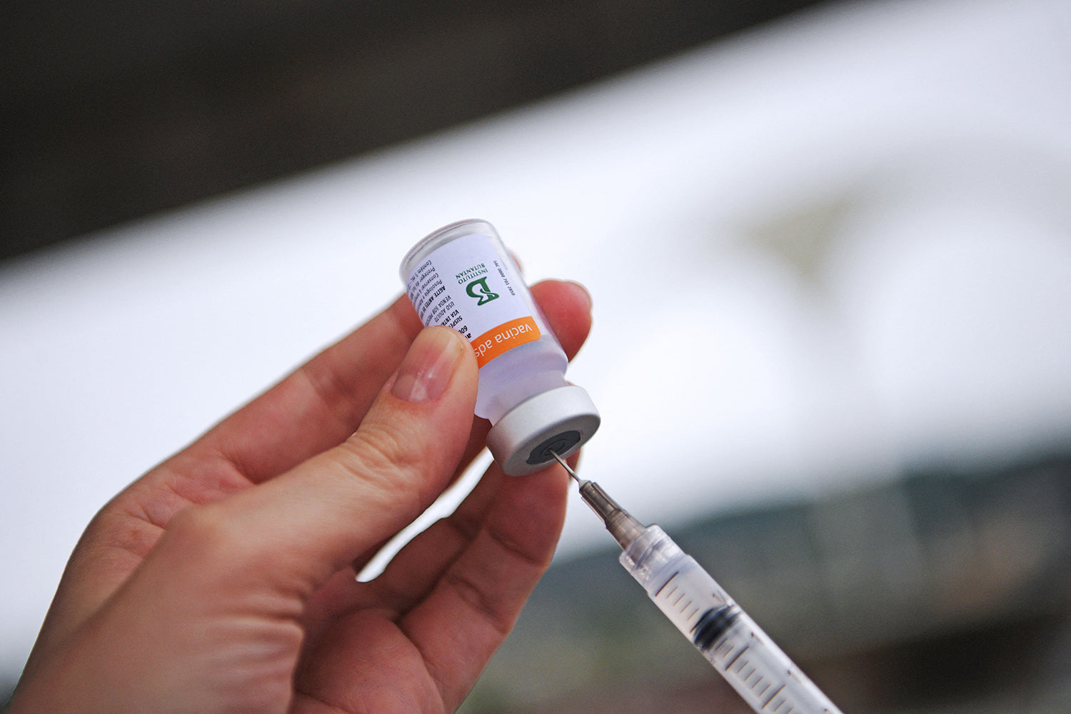 Testes iniciais com CoronaVac sugerem que vacina é segura para crianças e adolescentes