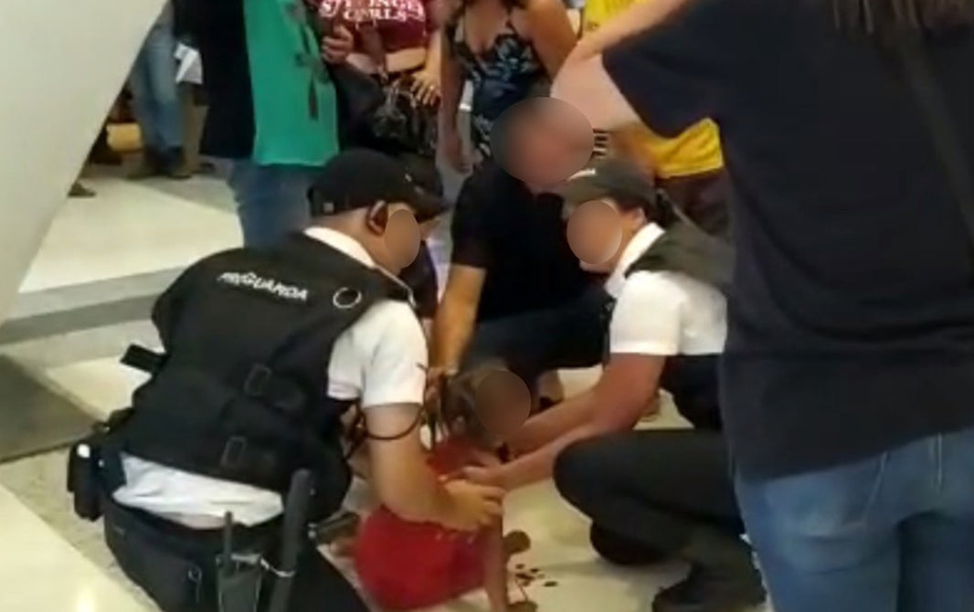 Criança cai de escada rolante em shopping de Goiás