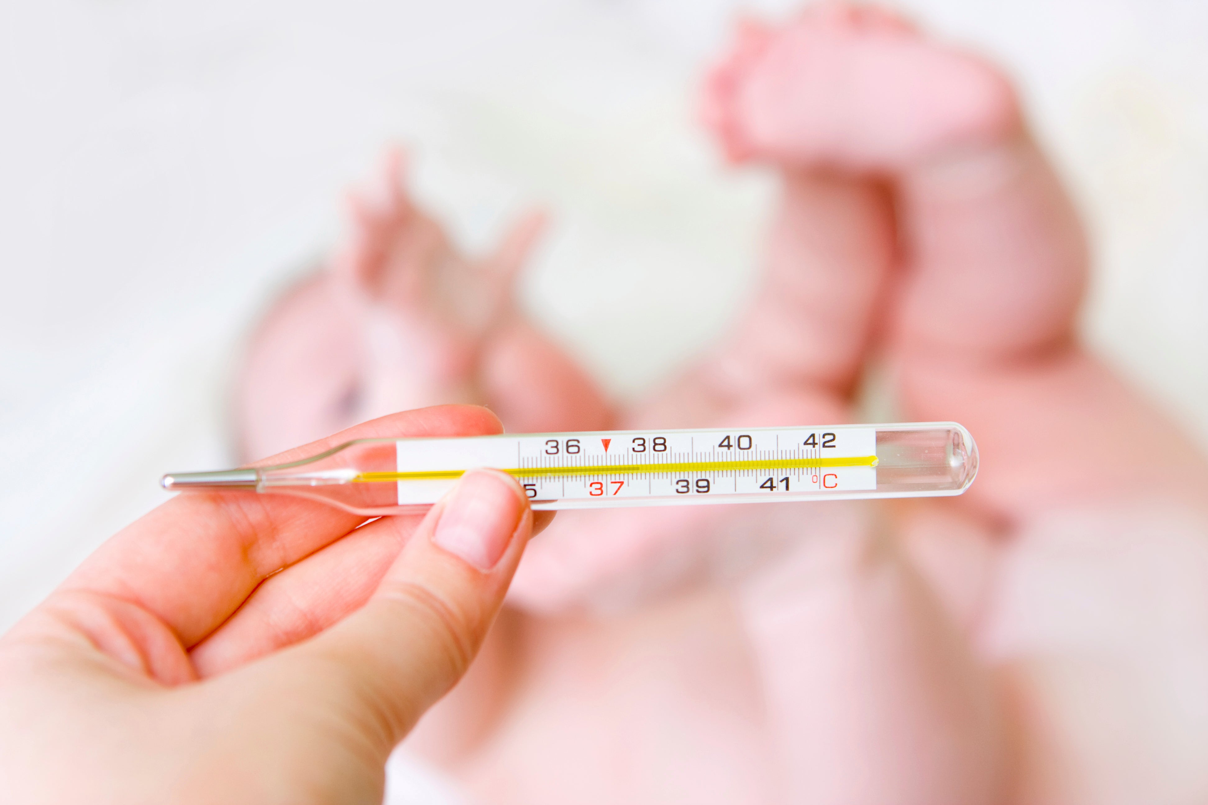 Conheça as causas mais comuns e como baixar a febre no bebê
