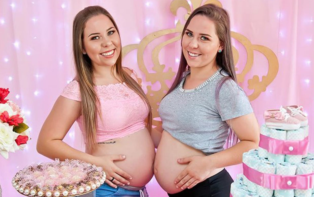 Gêmeas idênticas planejam e ficam grávidas ao mesmo tempo