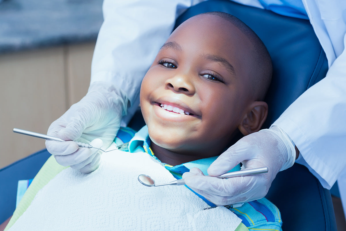 Por que é importante visitar o odontopediatra regularmente na infância?