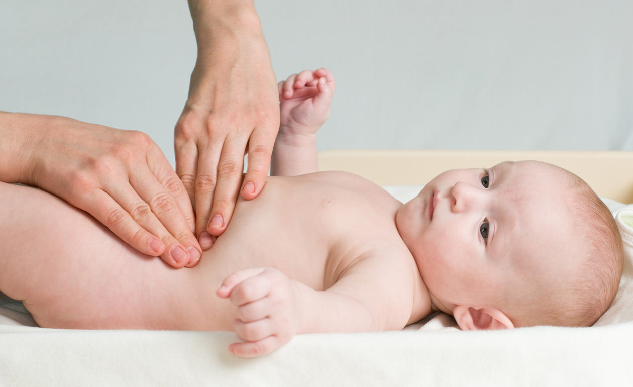 Aprenda a fazer massagem para aliviar a cólica do bebê