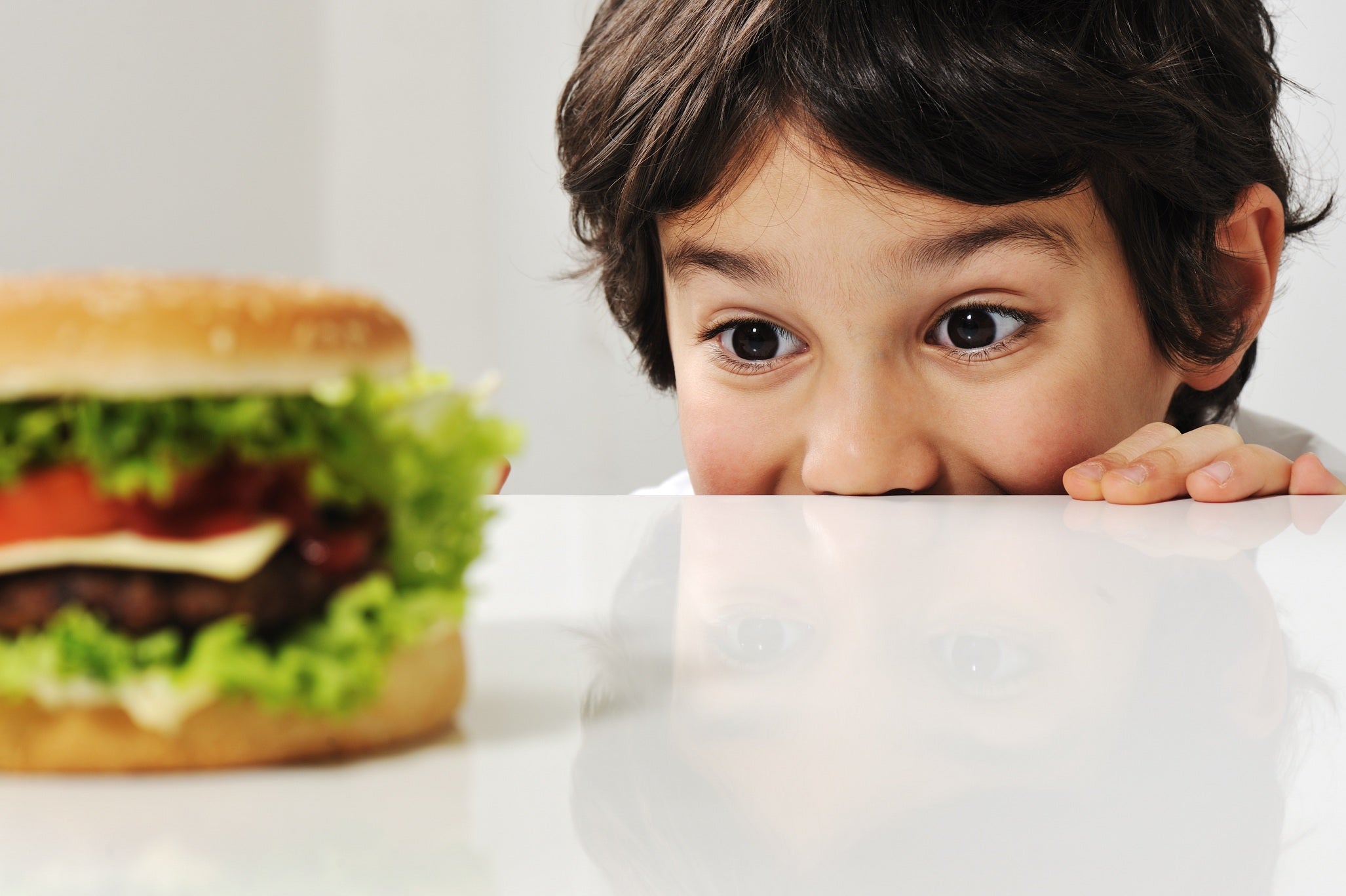 Conheça os alimentos mais perigosos para crianças