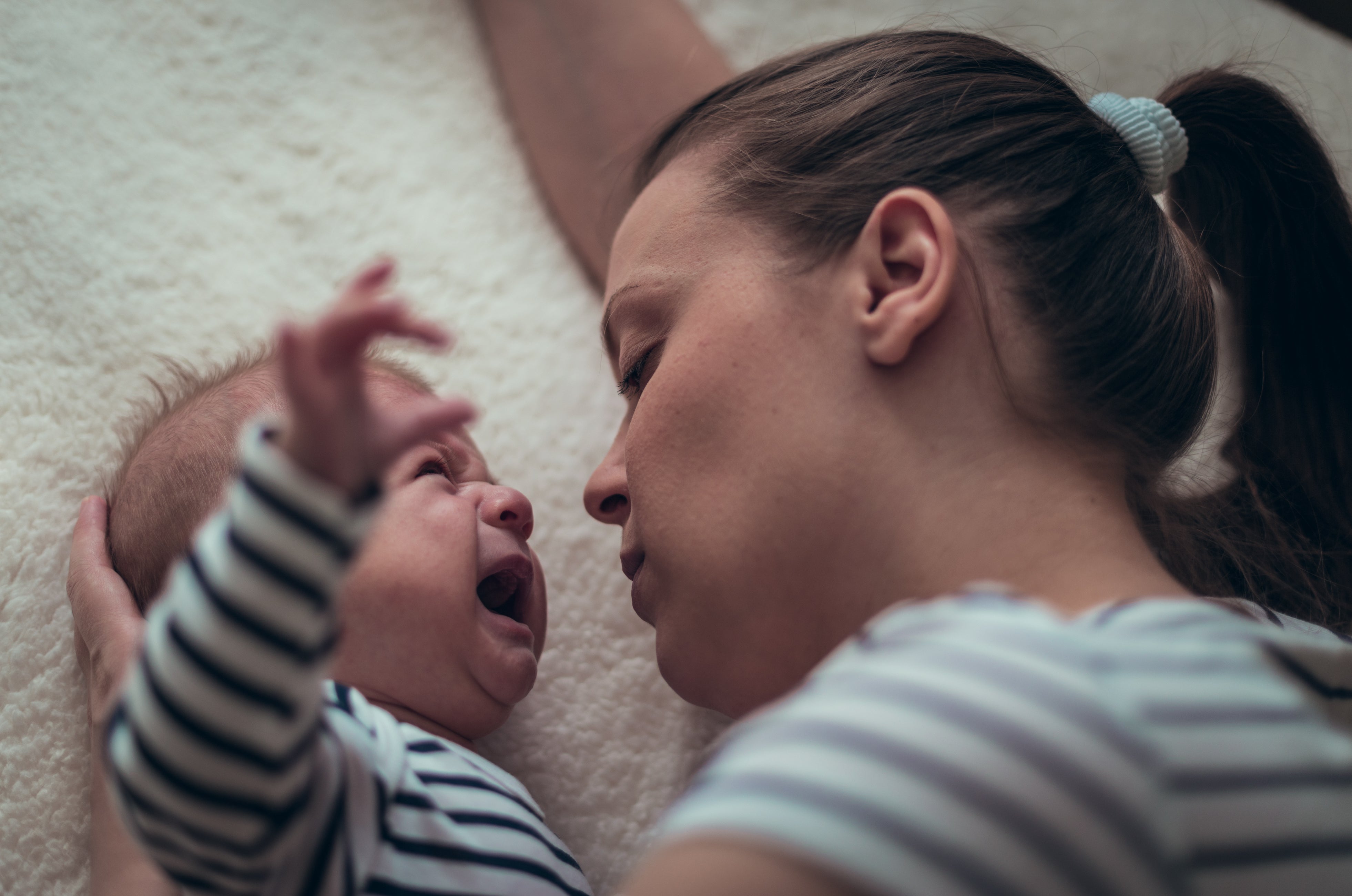 Noites sem dormir aceleram o envelhecimento das mães de bebês, diz estudo