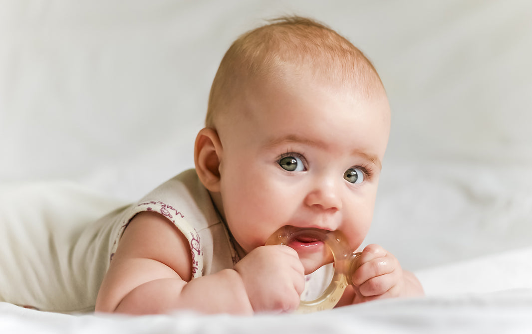 O bebê sofre com o nascimento dos primeiros dentinhos?